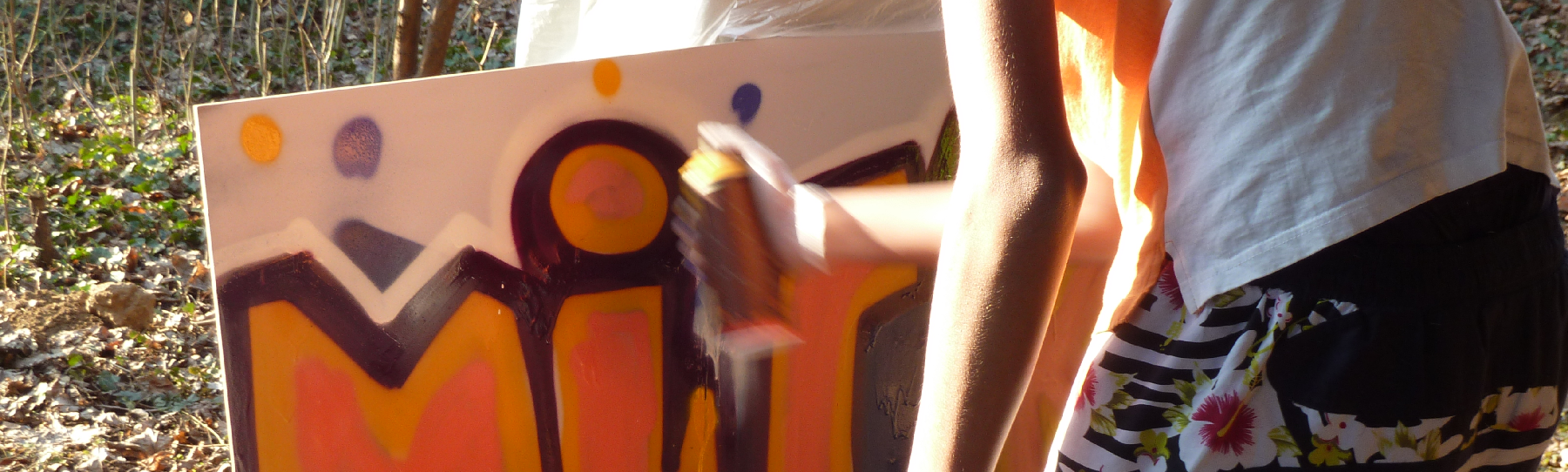 Jugendliche*r in einem Graffiti-Workshop