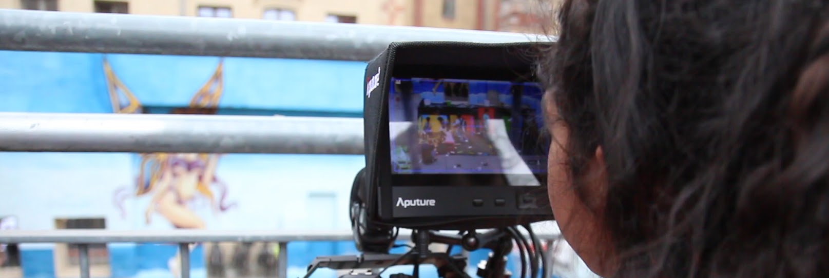 Jugendliche*r filmt andere beim Tanzen