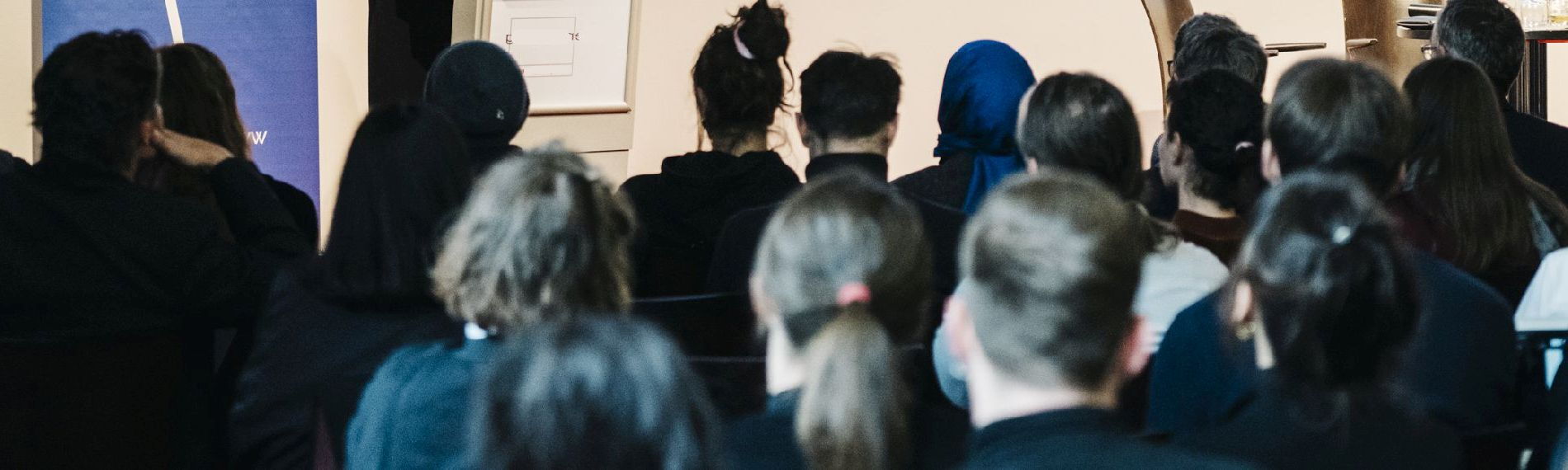 Konferenzpublikum hört einem Vortrag zu