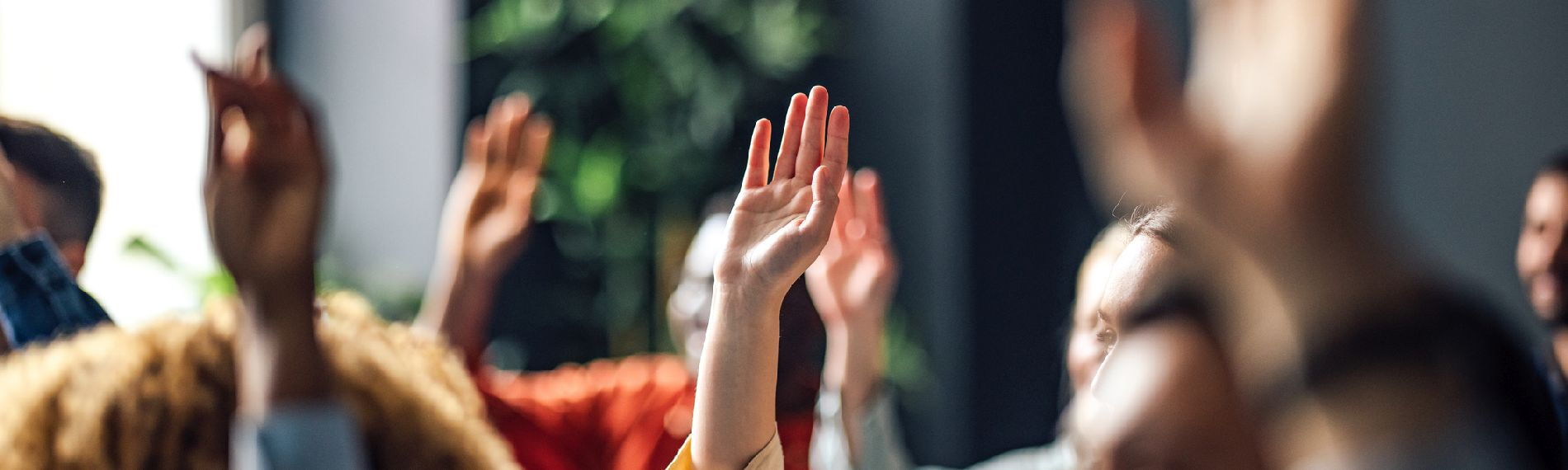 Personen melden sich auf einer Konferenz