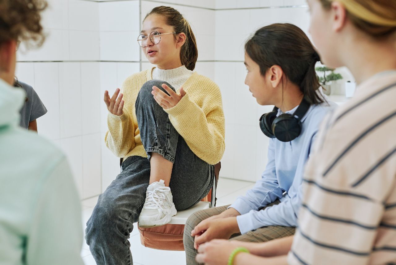 Jugendliche unterhalten sich