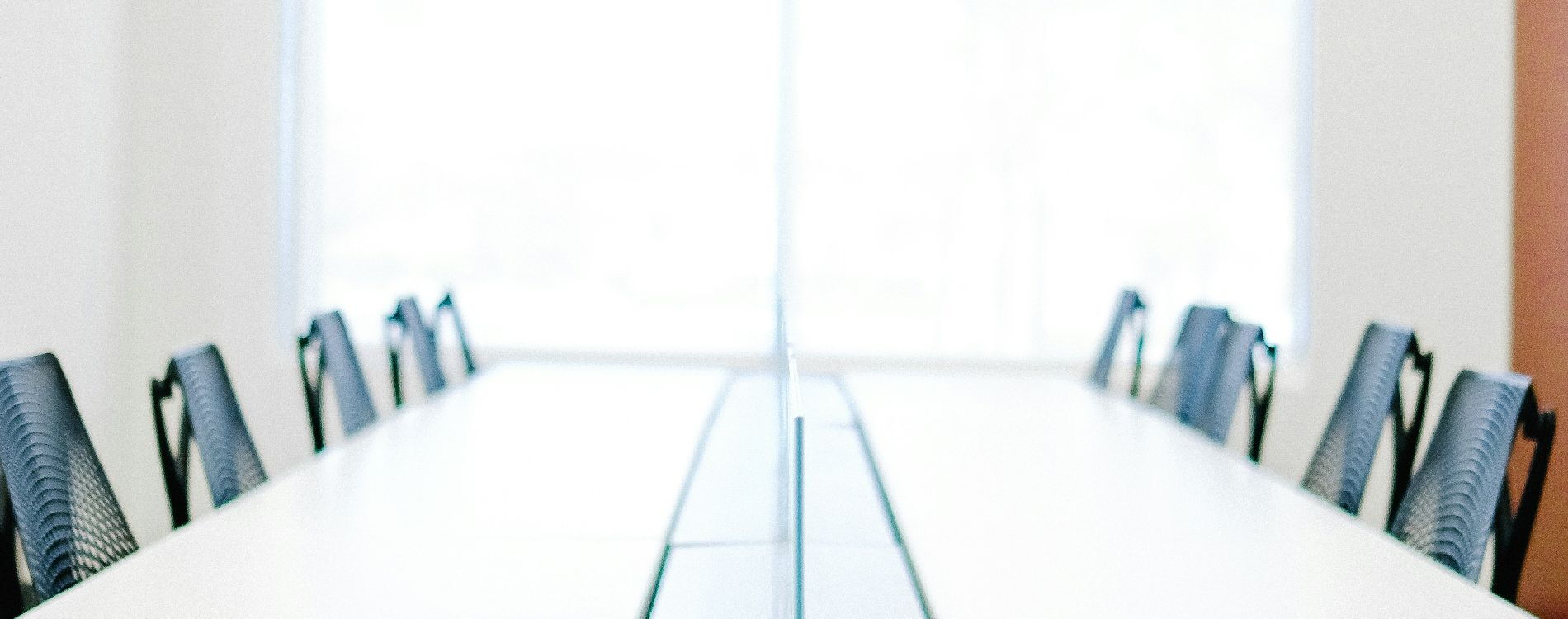 Konferenztisch mit Stühlen