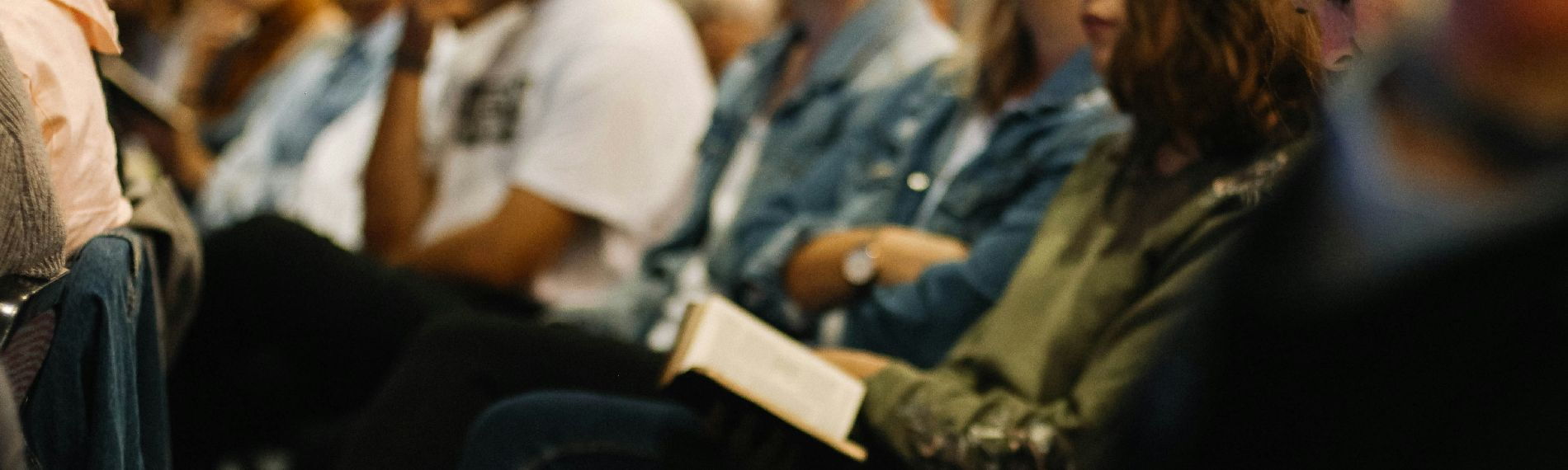 Konferenzpublikum hört einem Vortrag zu