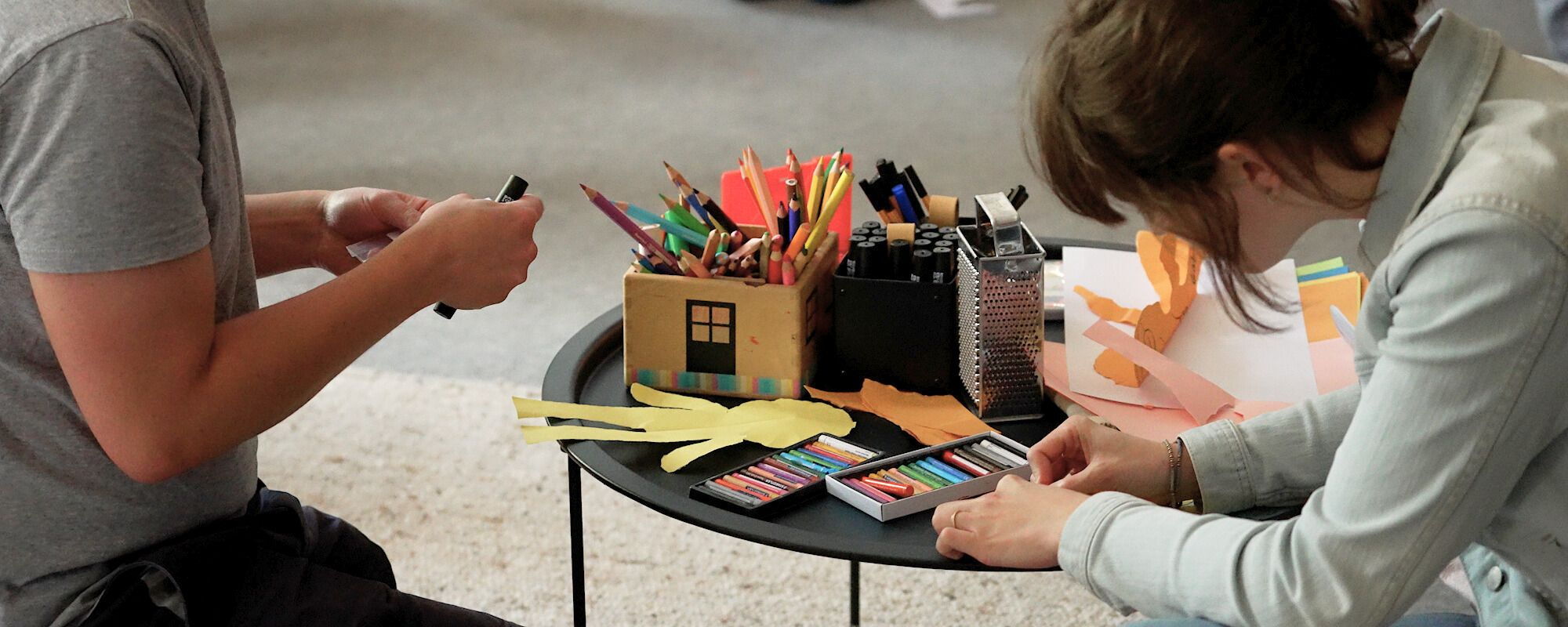 Zwei Personen basteln Figuren