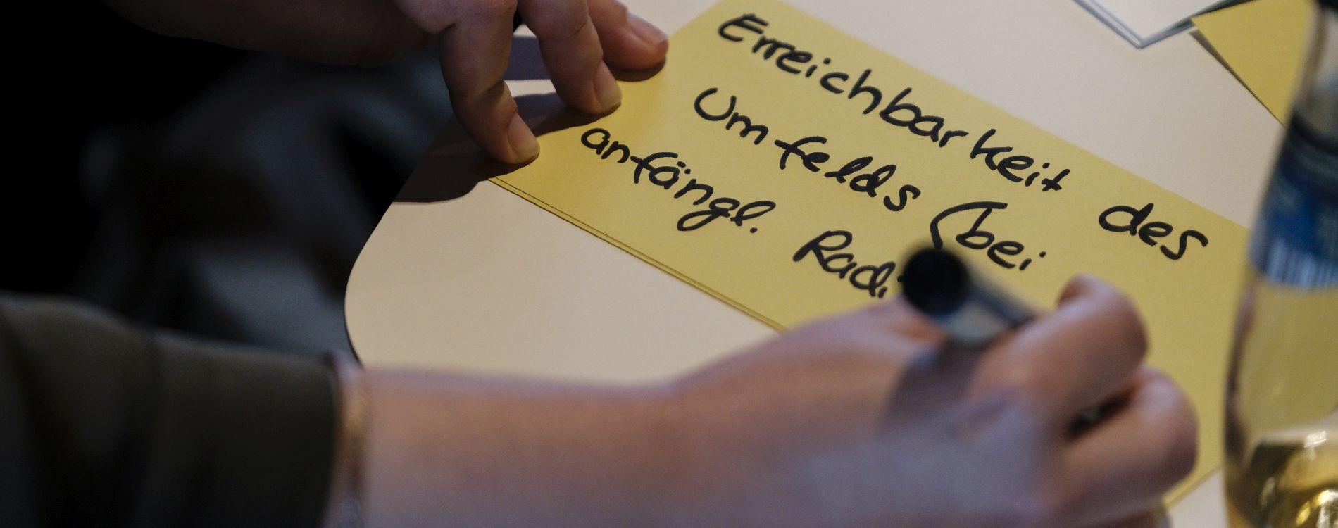 Person writes “Accessibility of the environment in case of initial radicalization” on a moderation card