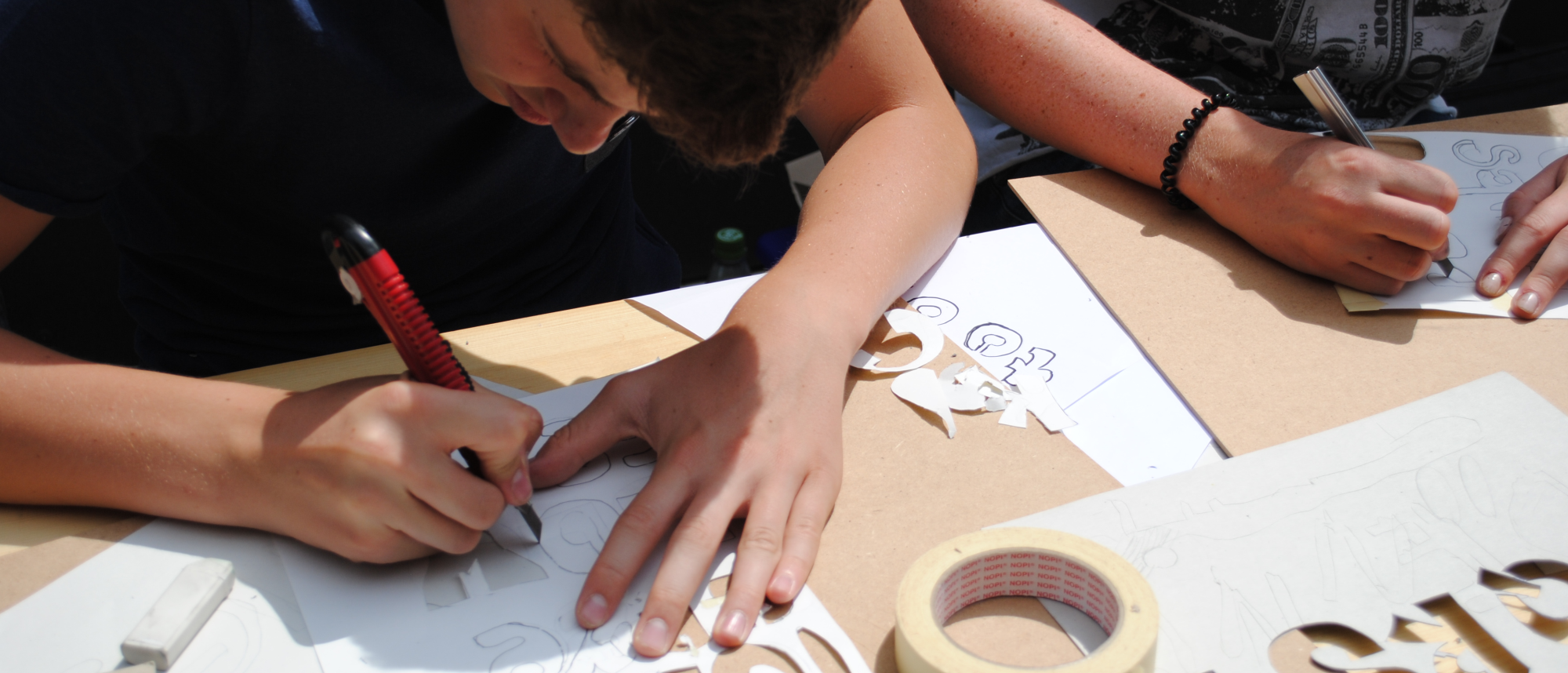 Jugendliche gestalten Stencils in einem Workshop